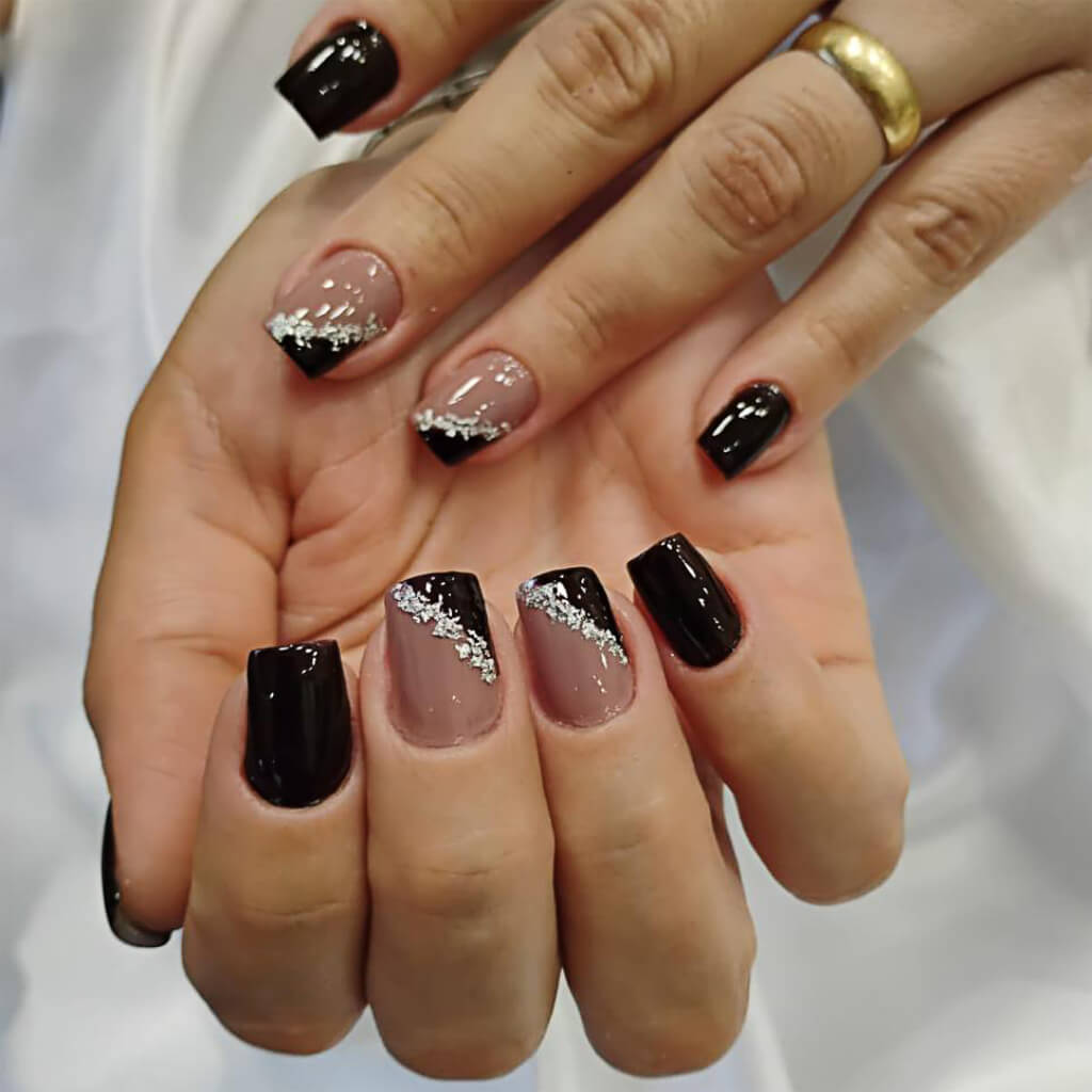 Unhas decoradas em preto com detalhes prateados